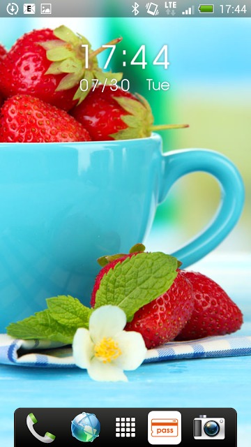 Crazy about strawberry時計付ライブ壁紙のスクリーンショット_1