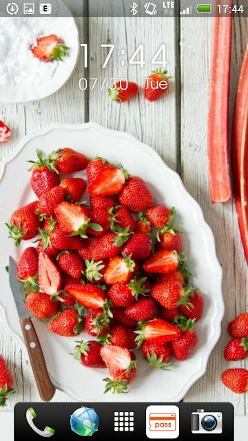 Crazy about strawberry時計付ライブ壁紙のスクリーンショット_2