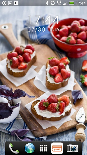 Crazy about strawberry時計付ライブ壁紙のスクリーンショット_3