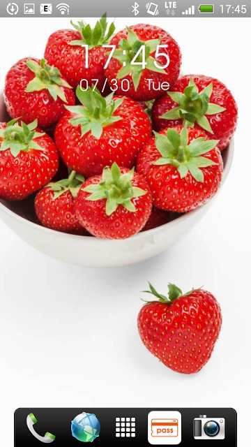 Crazy about strawberry時計付ライブ壁紙のスクリーンショット_4